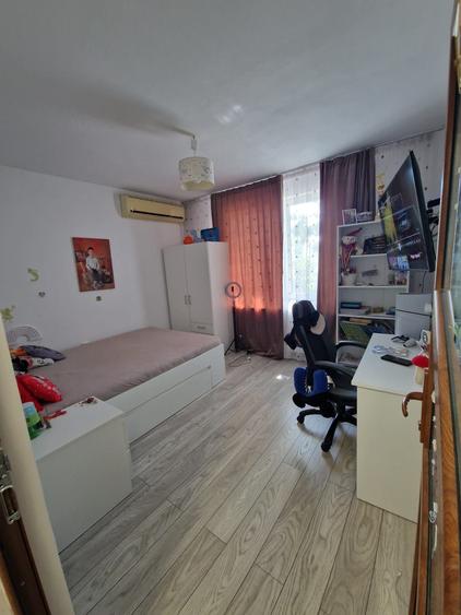 Apartament cu 3 camere decomandat în Uiești