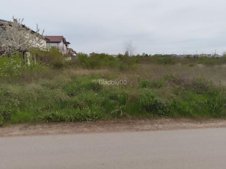 Închiriez teren 5000 mp.