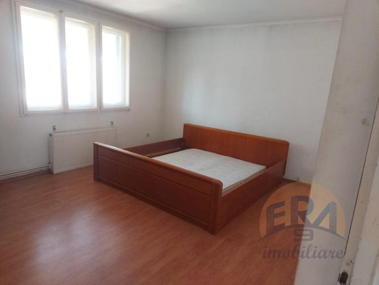 Casă individuală cu 9 camere cu Canalizare în Ineu