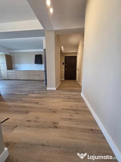 Apartament cu 3 camere decomandat în Băneasa