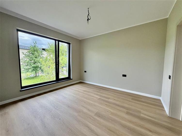 Casă individuală cu 4 camere cu Canalizare în Miroslava
