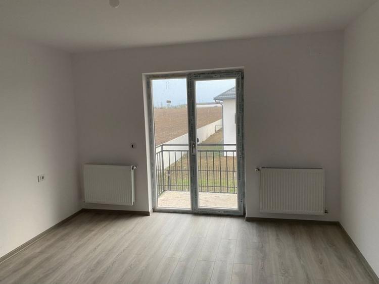 Duplex cu 3 camere cu Canalizare în Ulmi