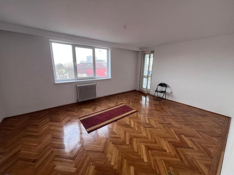 Apartament cu 4 camere decomandat în Central