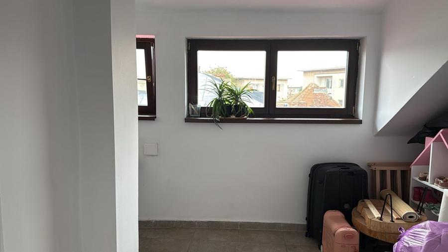 Apartament cu 4 camere semidecomandat în Cotroceni