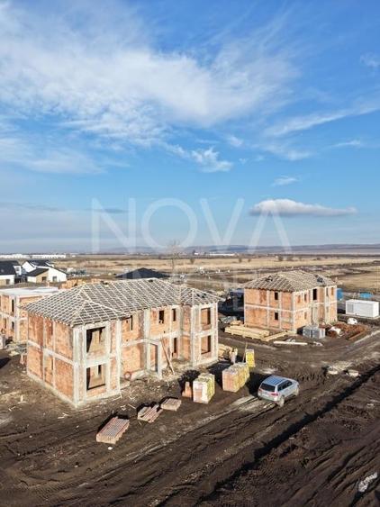 Duplex cu 5 camere cu Canalizare în Șura Mică