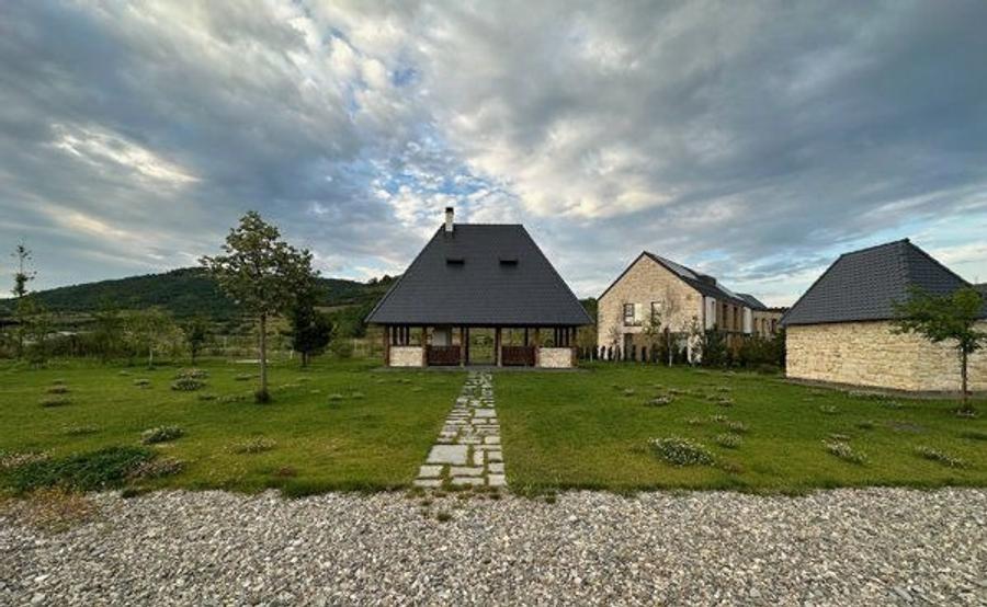 Casă individuală cu 7 camere cu Canalizare în Vultureni