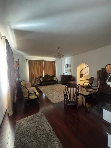 Casă cu 8 camere cu Garaj în Poienarii Burchii