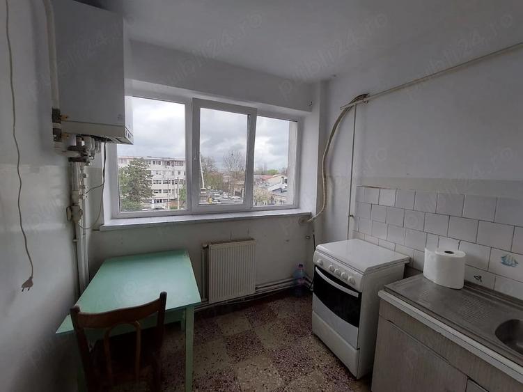 Apartament cu 3 camere semidecomandat în Independenței