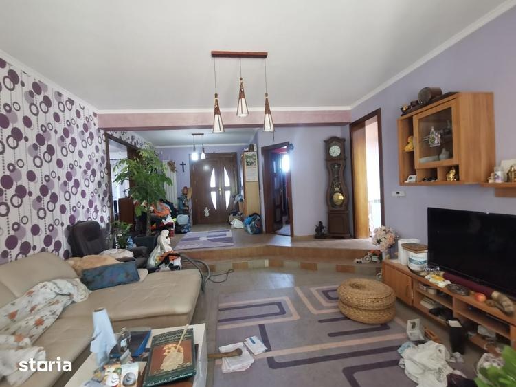 Casă cu 8 camere cu Teren 1481 Mp în Sântandrei