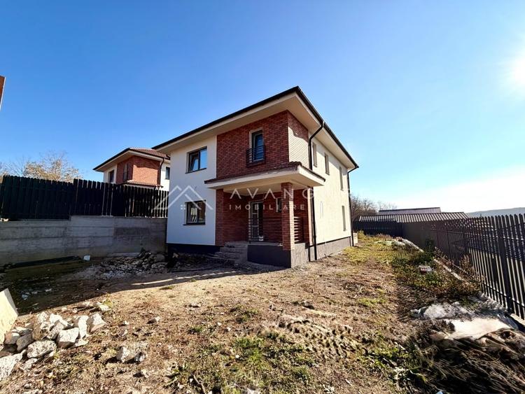 Casă individuală cu 4 camere cu Canalizare în Dezmir