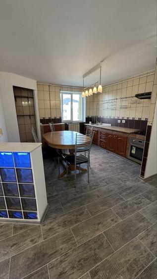 Apartament cu 4 camere decomandat în Central