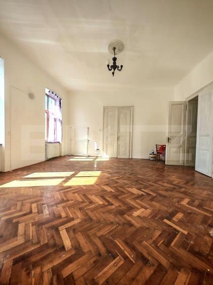 Apartament cu 3 camere semidecomandat în P-ța Maria