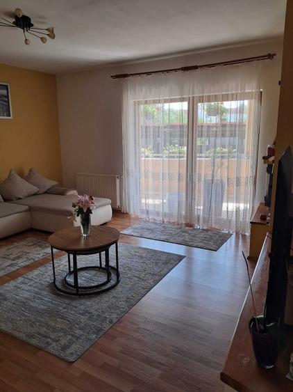 Apartament cu 3 camere decomandat în Dumbrăvița
