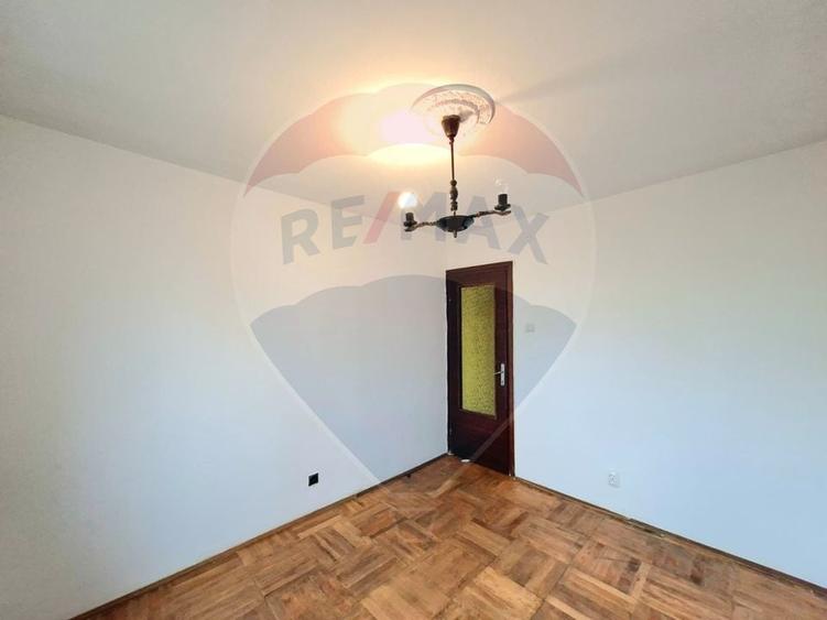 Apartament cu 3 camere semidecomandat în Romanilor