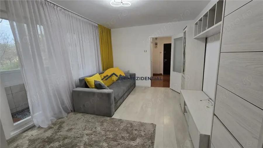 Apartament cu 3 camere semidecomandat în Berceni