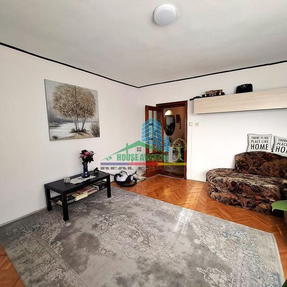 Apartament cu 4 camere decomandat, mobilat în Est