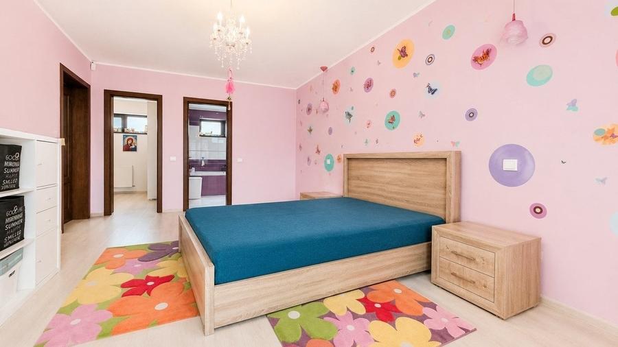 Casă cu 5 camere cu Teren 1027 Mp în Central