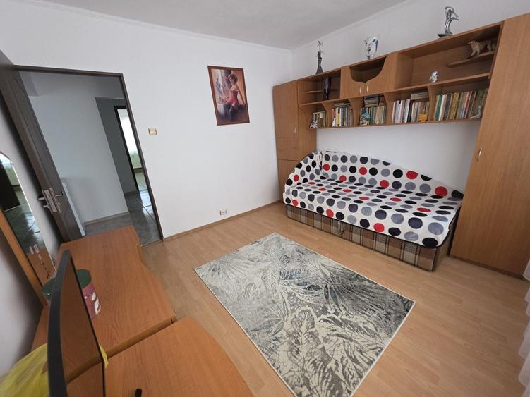 Apartament cu 3 camere decomandat în Găvana