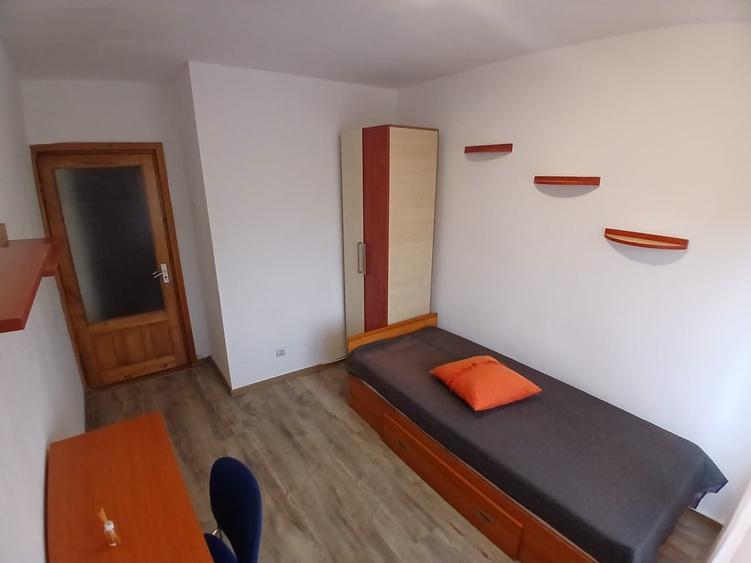 Apartament cu 4 camere decomandat, mobilat în Gară