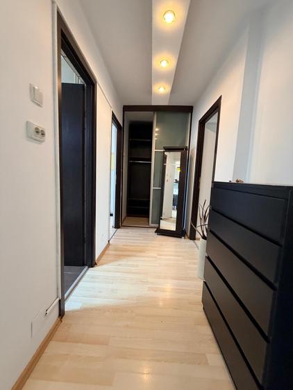 Apartament cu 3 camere semidecomandat în Titan