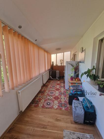 Apartament cu 3 camere semidecomandat, mobilat în Florilor