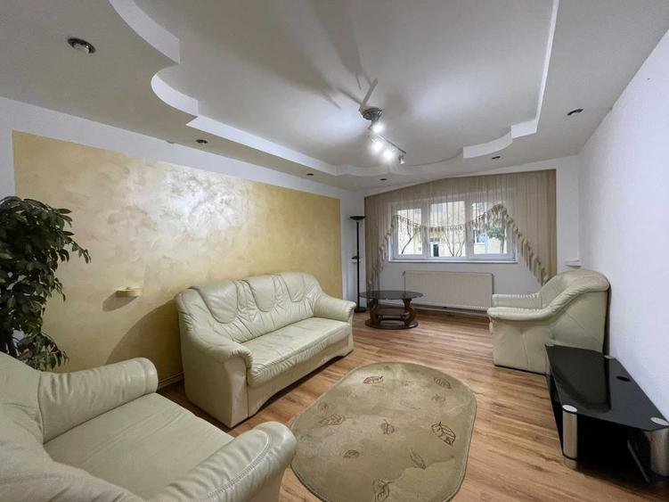 Apartament cu 3 camere decomandat în Central
