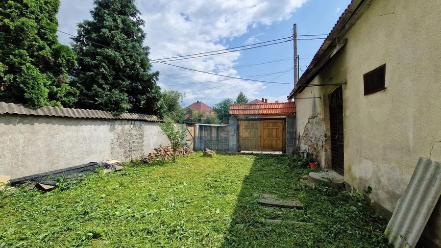 Casă cu 6 camere cu Garaj în Central