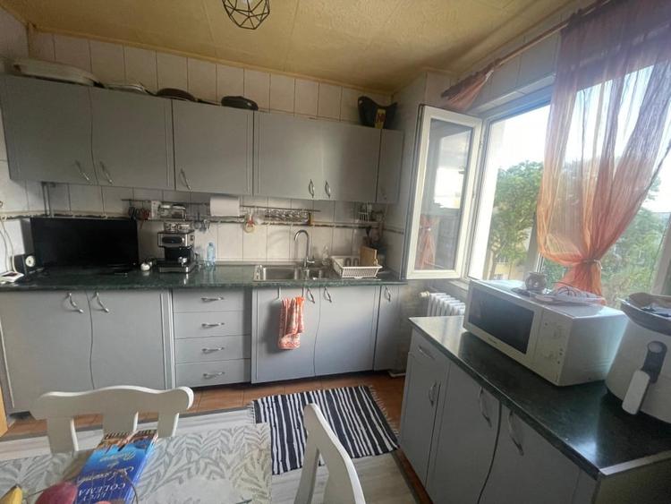 Apartament cu 3 camere semidecomandat, mobilat în Valea Rosie