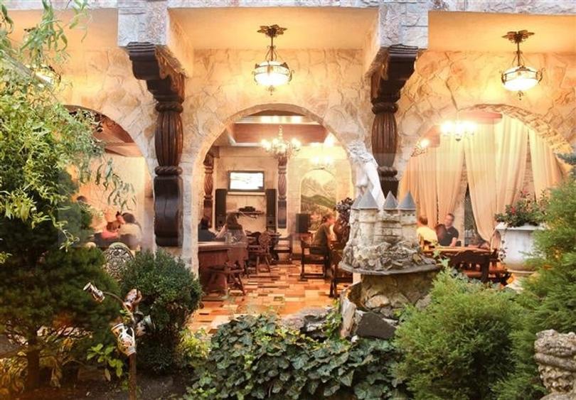 Hotel/Pensiune, de 2,500 mp, în Central
