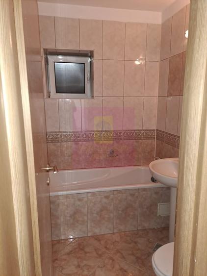Apartament cu 4 camere semidecomandat în Splaiul Unirii