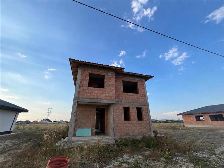 Casă cu 4 camere cu Teren 471 Mp în Cihei