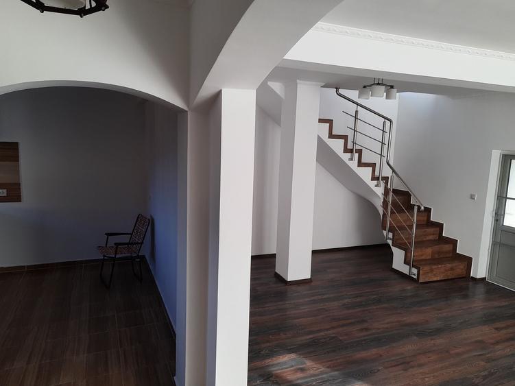 Casă cu 4 camere în Petrești