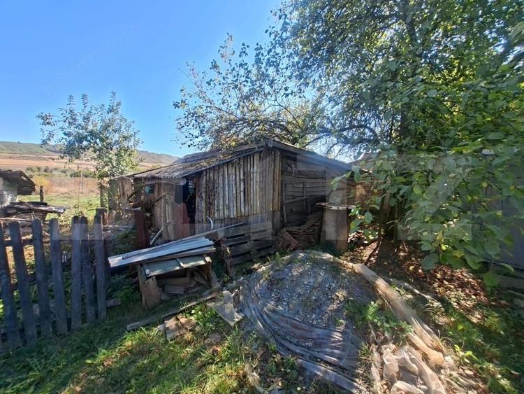 Casă cu Teren 885 Mp în Văleni