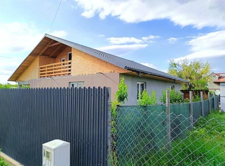 Casă individuală cu 3 camere cu Canalizare în Chiscani