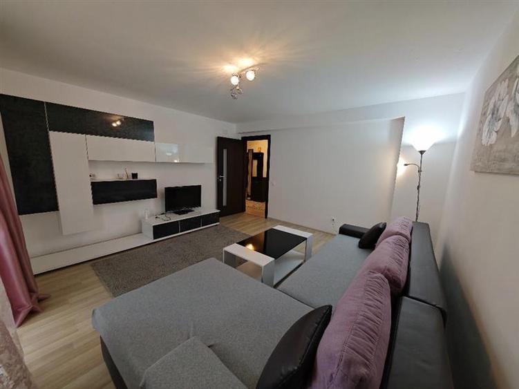 Apartament cu 2 camere decomandat, mobilat în Tractorul