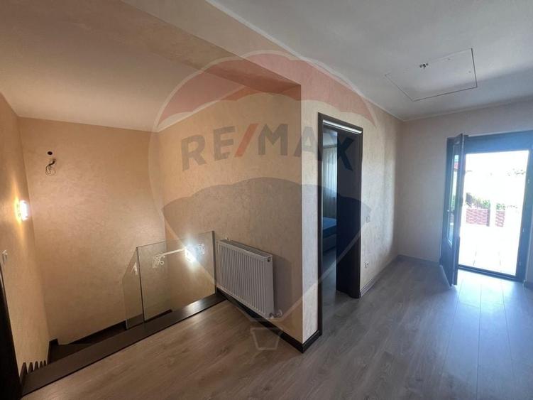 Casă individuală cu 4 camere cu Canalizare în Sud-Est