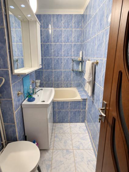 Apartament cu 3 camere semidecomandat în Craiovița Nouă