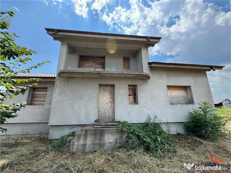 Casă cu 5 camere cu Canalizare în Golești