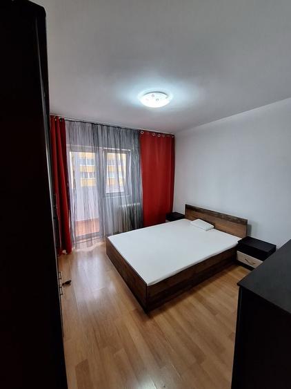 Apartament cu 3 camere semidecomandat în Exterior Vest