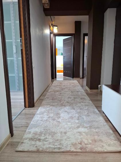 Apartament cu 3 camere decomandat în Calea București