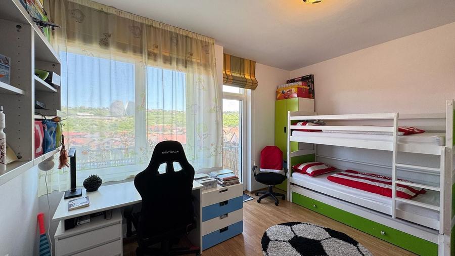 Apartament cu 3 camere decomandat, mobilat în Câmpului