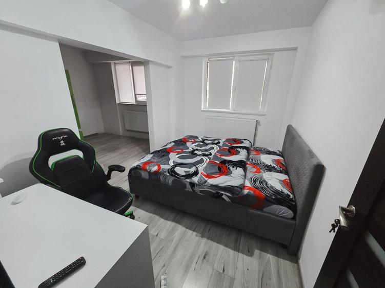 Apartament cu 4 camere decomandat în Micro 20