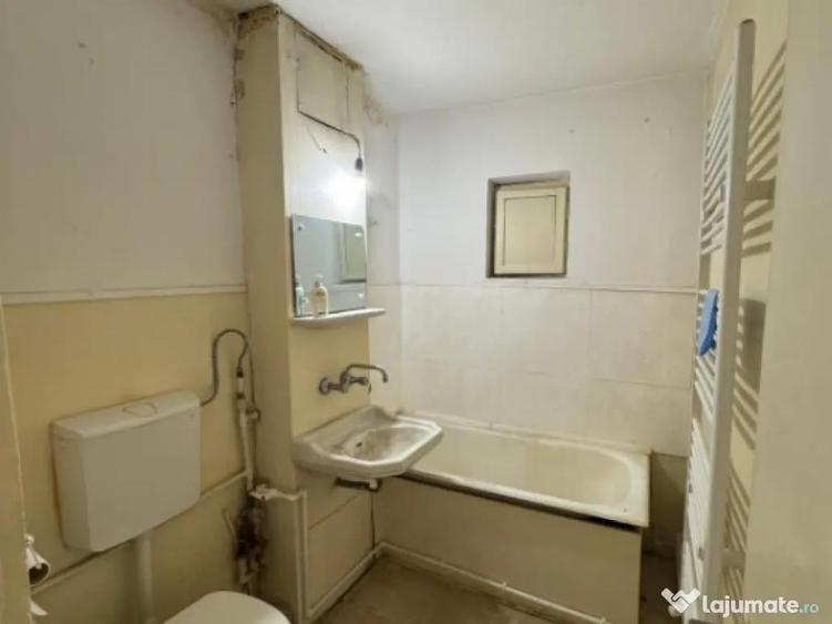 Apartament cu 2 camere semidecomandat în Rovine
