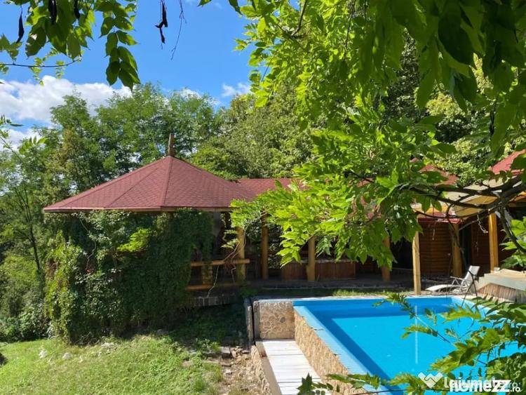Casă cu 7 camere cu Teren 17000 Mp în Cărbunari