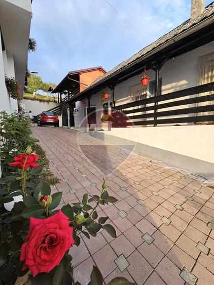 Casă cu 9 camere cu Teren 750 Mp în Rona de Jos