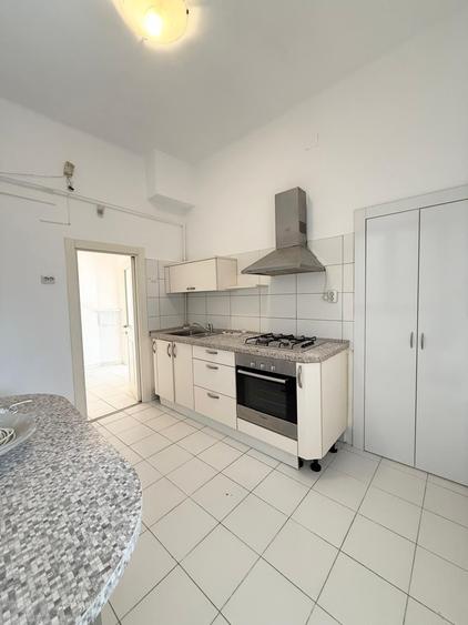 Apartament cu 6 camere semidecomandat în Calea Victoriei