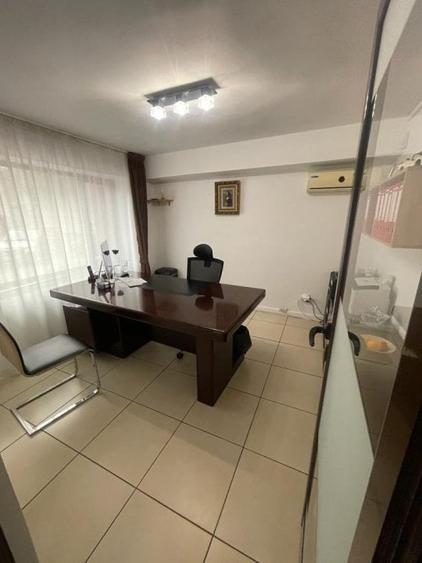 Birou, de 260 mp, în Piața Centrală