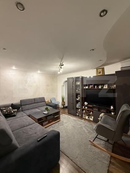 Apartament cu 3 camere semidecomandat, mobilat în Comuna din Paris