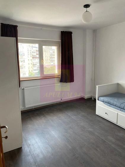 Apartament cu 4 camere semidecomandat în Văcăresti