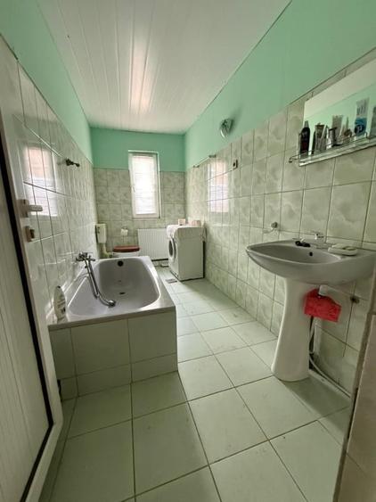 Casă individuală cu 6 camere cu Canalizare în Mehala